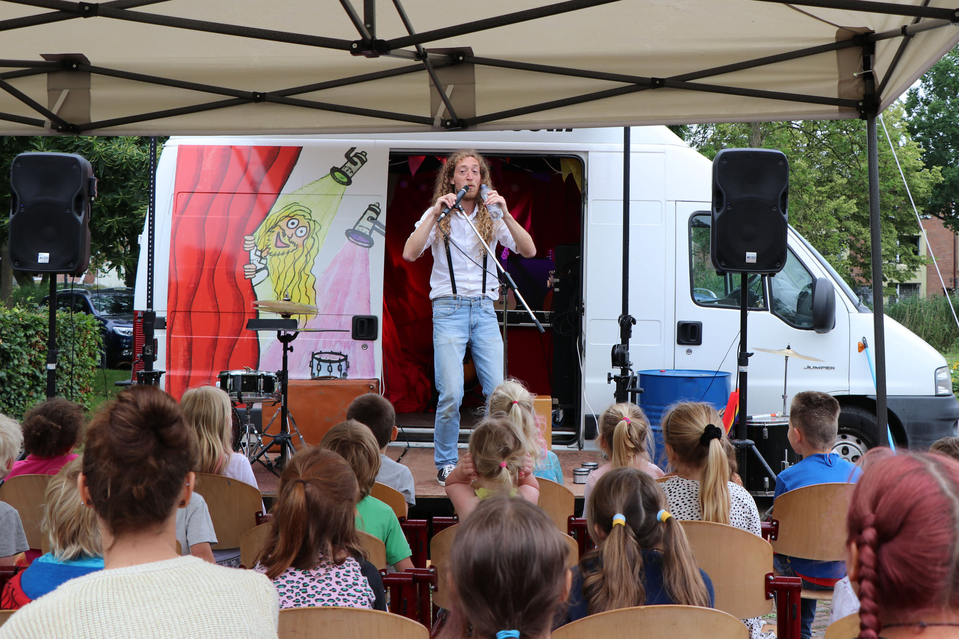 Tijl Damen speelt interactieve kindervoorstellingen op locatie