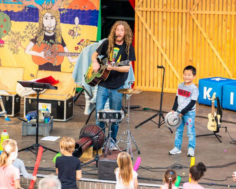Tijl Damen speelt muzikaal, interactief kindertheater voor SBO en VSO Tijl Damen Muzikaal Kindertheater voor Speciaal Onderwijs SBO / VSO