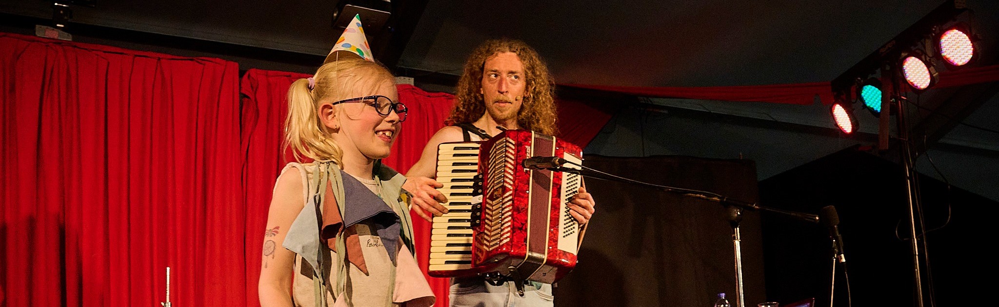 Een feestelijke voorstelling voor het speciaal onderwijs - Tijl Damen Interactief Muziektheater