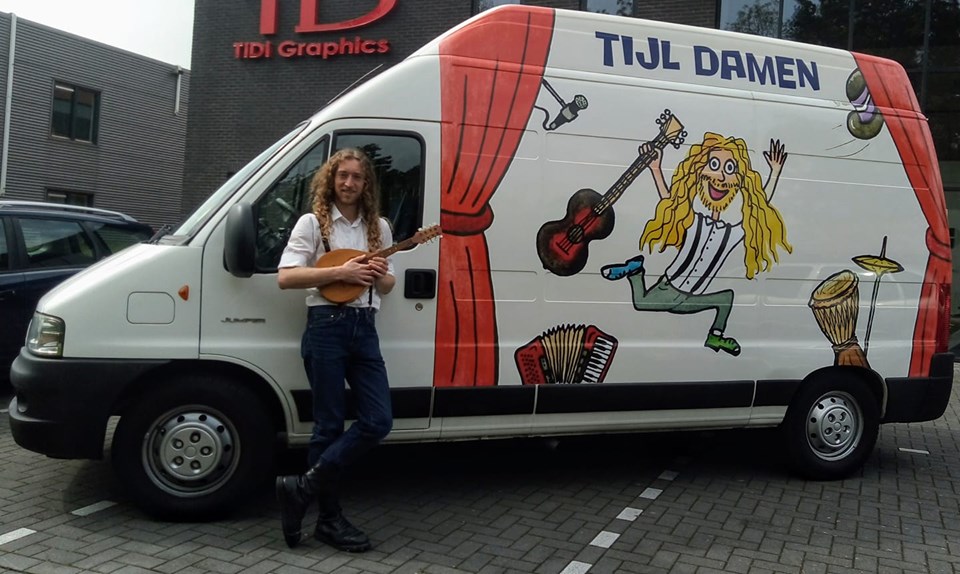 Tijl Damen voor zijn nieuwe tourbus